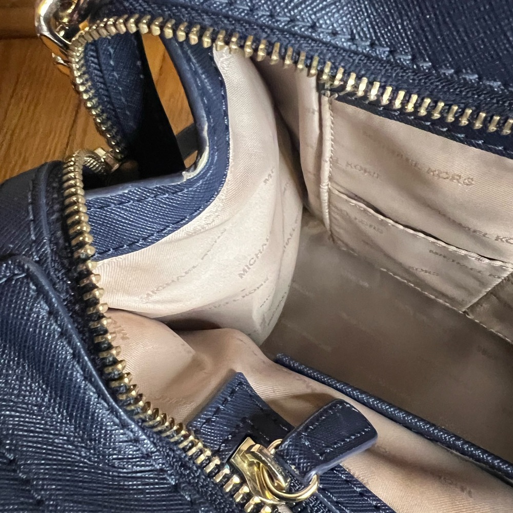Michael Kors blue handbag with gold hardware - Picture 5 of 7